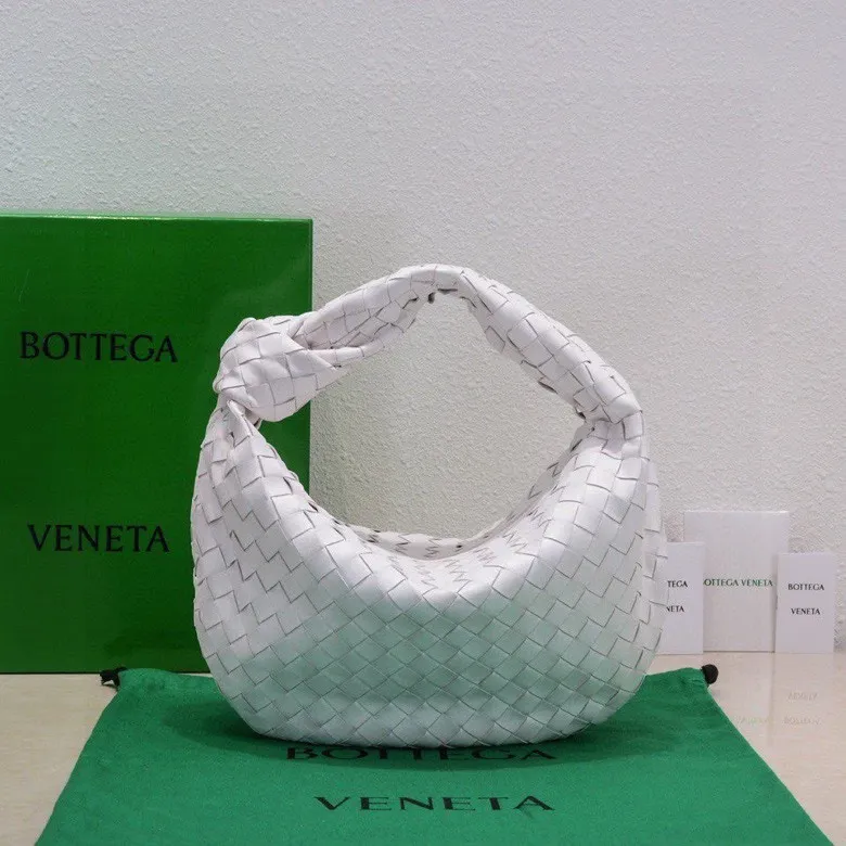 Batch 1460 BV Bottega Veneta 2022 Early Spring New Ladies Medium JODIE Handbag BV Bag 🔥The new method is to round the corners on the original basis and knot the round hobo bag with classic woven leather. The most iconic triangular pull-out design, using sheepskin draped soft shape, is super suitable for concave shapes~ Jodie feels really gentle to people, and is definitely the best item for daily matching. It has the same weave, new elements and twists, and is versatile. It is the new favorite of street style Internet celebrities! Size: 36*21*13 Model: 6697